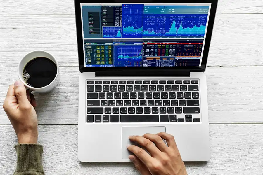 در استراتژی News trading، معاملهگر از تغییرات بازار که از یک رویداد خبری مهم ناشی میشود، بهره میبرد.