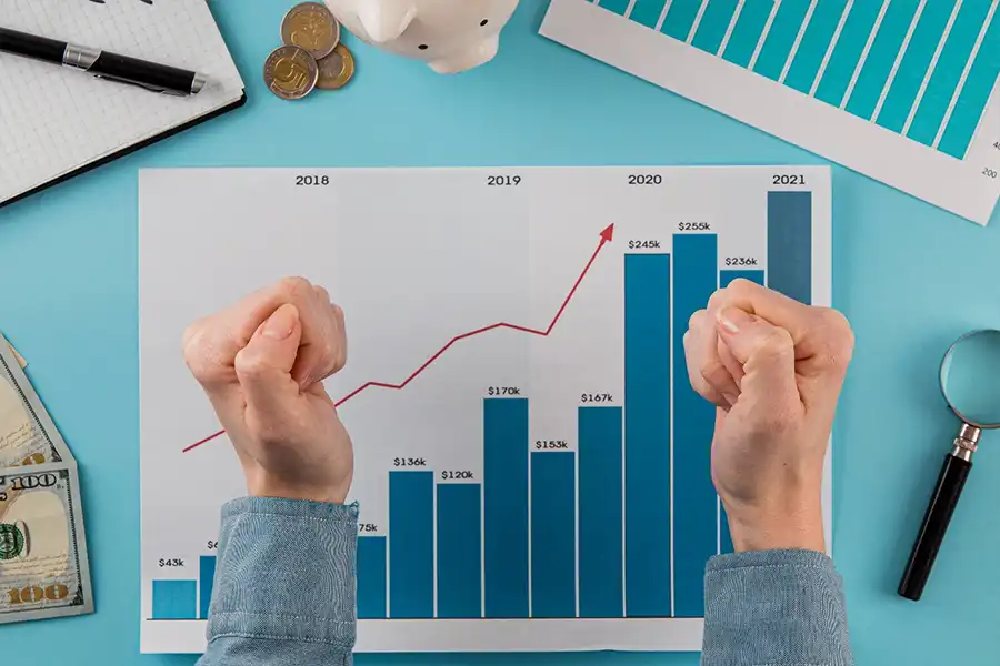 استراتژی معاملاتی Carry trade، شامل استقراض ارز با نرخ بهره پایین و استفاده از آن برای خرید ارز با نرخ بهره بالا است.