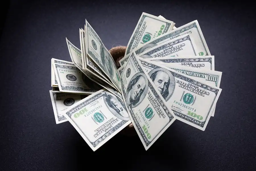 دلار بهدلیل وضعیت امن آن، در هنگام بروز نااطمینانی در بازارها، یک ذینفع ثابت است.